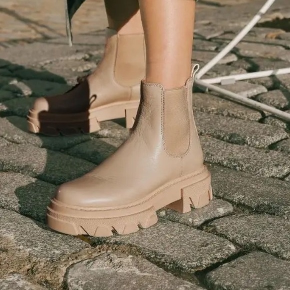 Sam Edelman Daelyn Lug Sole Leather Bootie - Picture 4 of 9